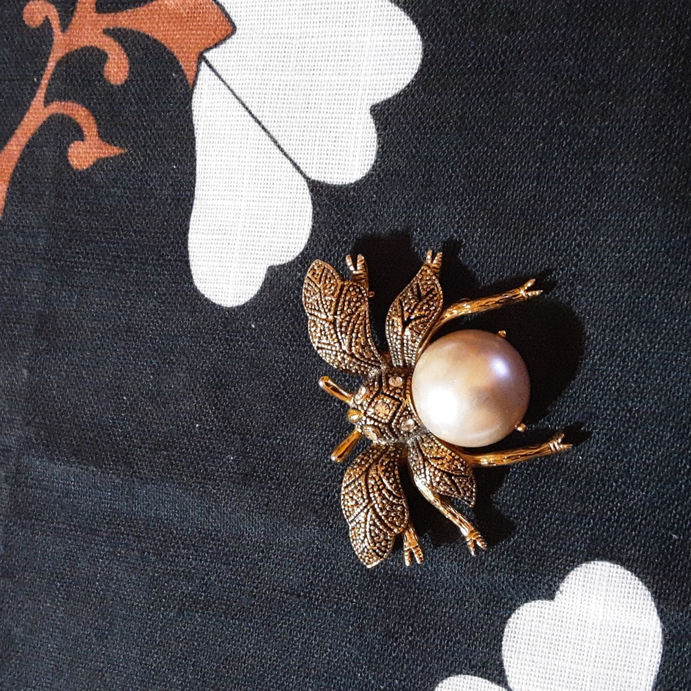 Elegant Gold Bee Brooch with Pearl Accent - Picture 1 of 2